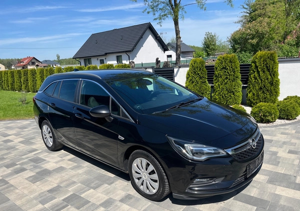 Opel Astra cena 32900 przebieg: 211404, rok produkcji 2017 z Zagórów małe 352